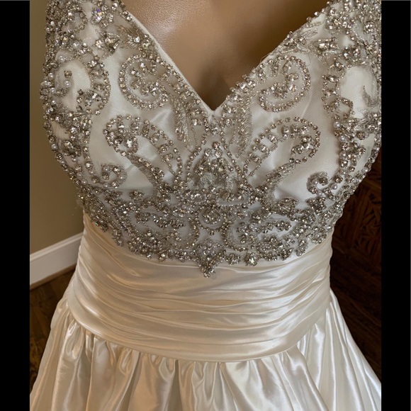 Allure counter wedding dress 💑👗👗👗 - Picture 4 of 8